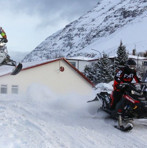 Fyrsta umferð Íslandsmeistaramótsins í snjókrossi. Ljósmynd: Þorgeir Baldursson