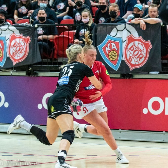Rut Jónsdóttir stöðvar Lilju Ágústsdóttur.