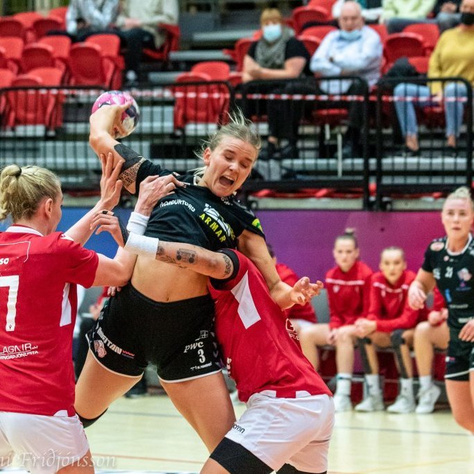 Aldís Ásta Heimisdóttir í kröppum dansi við varnarmenn Vals.