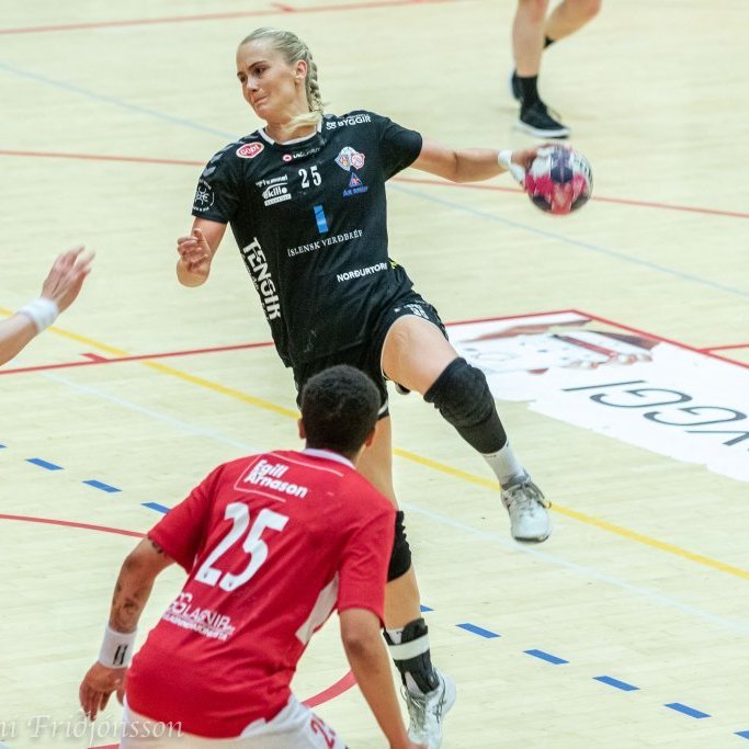 Rut Jónsdóttir býr sig undir að þruma boltanum rétta leið.