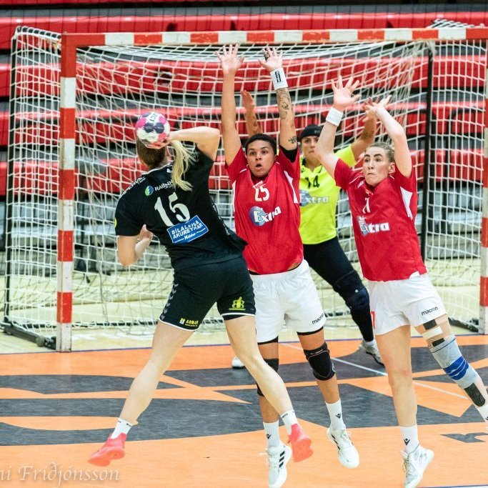 Sólveig Lára Kristjánsdóttir reynir að finna smugu í gegnum vörn Vals; Thea Imani Sturludóttir og Anna Úrsúla Guðmundsdóttir til varnar og Margrét Einarsdóttir í markinu.