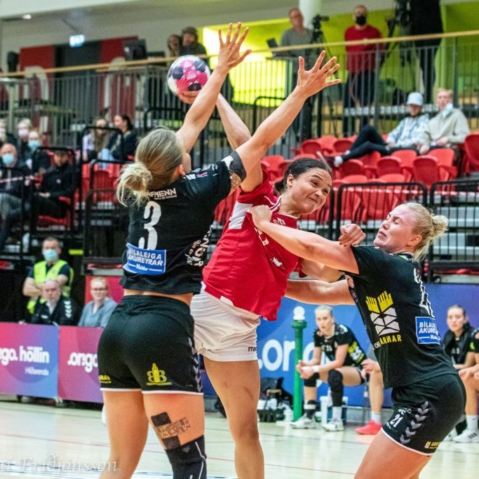 Aldís Ásta Heimisdóttur og Hulda Bryndís Tryggvadóttir reyna að stöðva Lovísu Thompson.