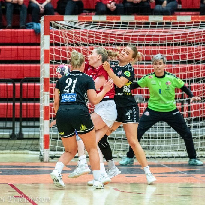 Aldís Ásta Heimisdóttir tekur hraustlega á „gömlu kempunni“  Önnu Úrsúlu Guðmundsdóttur. Hulda Bryndís er númer 21.