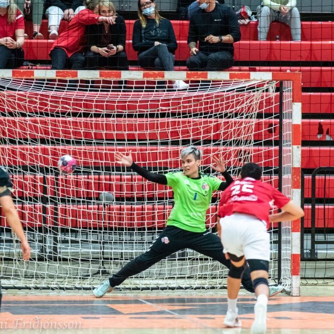 Thea Imani Sturludóttir skorar af vítalínunni. Matea Lonac veðjaði á rangt horn.
