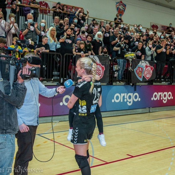 Rut Jónsdóttir ræðir við sjónvarpsmenn eftir að titillinn var í höfn.