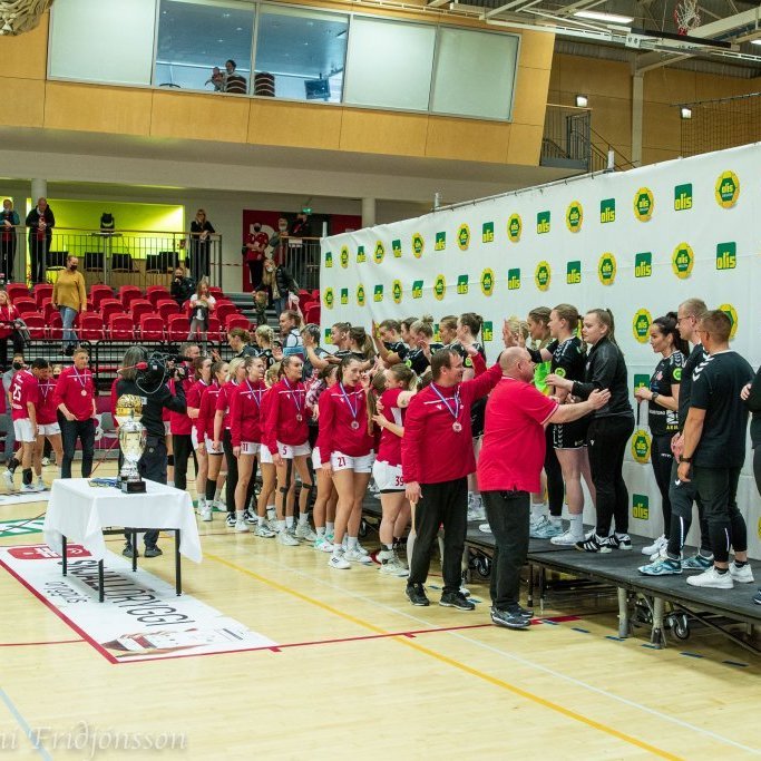 Valsmenn óska Íslandsmeisturunum til hamingju.