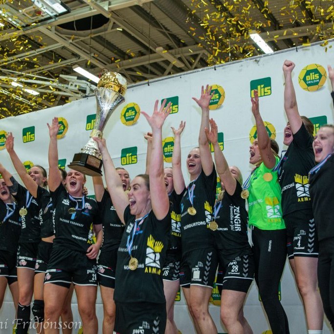 Gleðin var einlæg þegar Martha Hermannsdóttir, fyrirliði, hampaði Íslandsbikarnum.