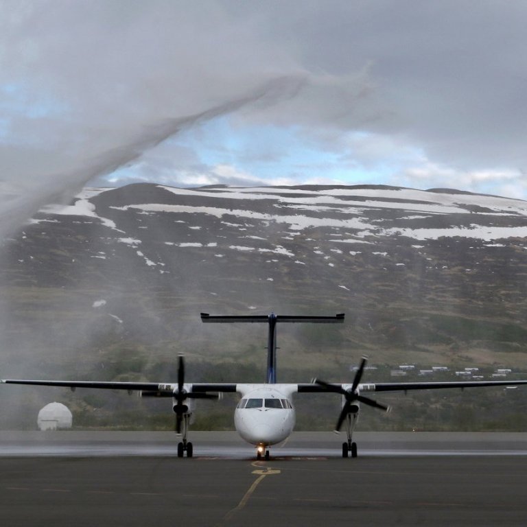 Slökkvilið Akureyrarflugvallar tók á móti Íslandsmeisturunum með „sigurboga“.