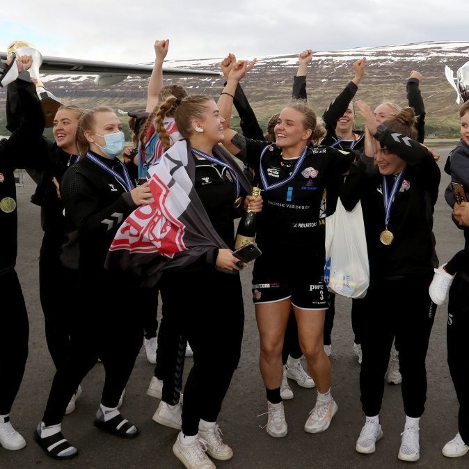 Upplagt var að teygja úr sér með svolitlum sigurdansi, um leið og komið var út úr flugvélinni.