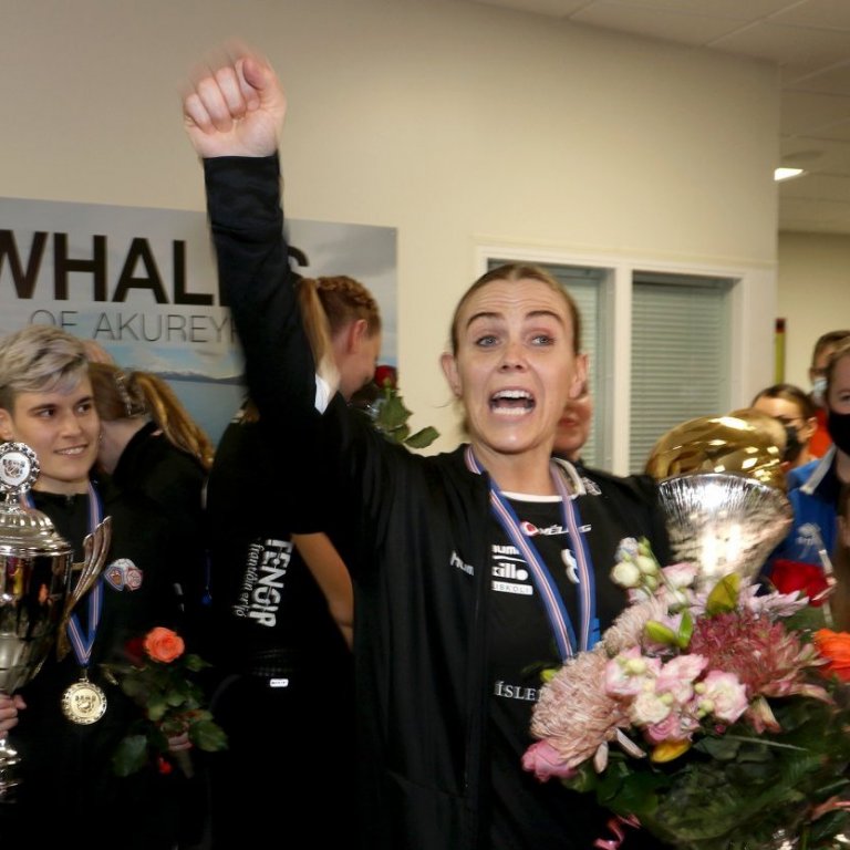 Martha Hermannsdóttir, fyrirliði Íslandsmeistaranna, ávarpaði hópinn sem beið í flugstöðinni.