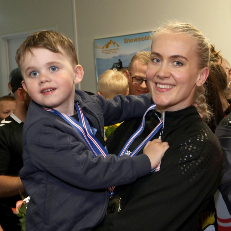 Rut Arnfjörð Jónsdóttir og sonur hennar, Gústaf Ólafsson.