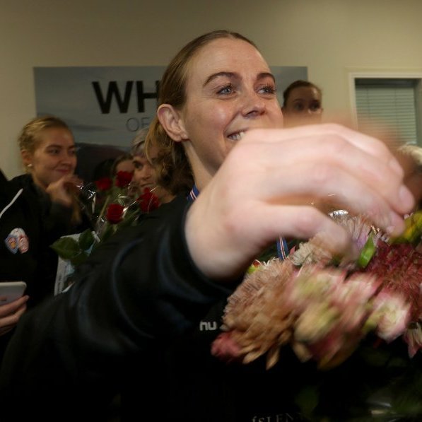 Martha Hermannsdóttir tekur á móti á einni hamingjuósk af fjölmörgum! Til vinstri Sólveig Lára Kristjánsdóttir.