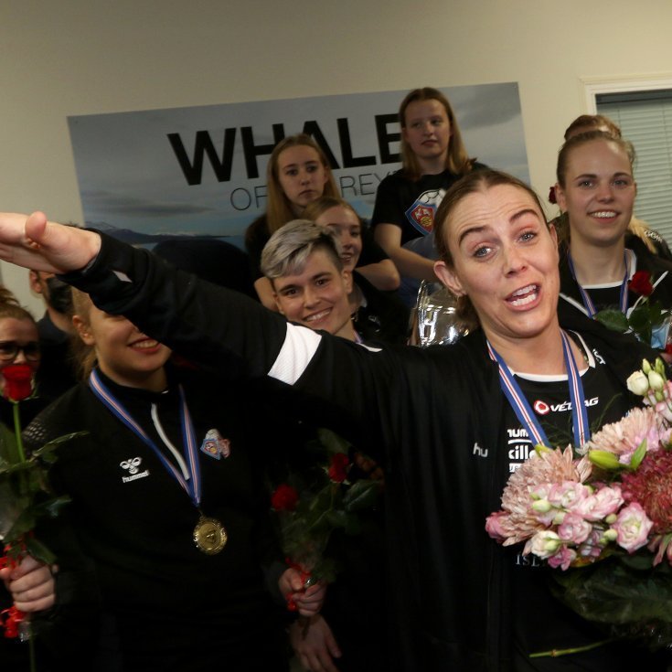 Martha Hermannsdóttir, fyrirliði Íslandsmeistaranna, ávarpaði hópinn sem beið í flugstöðinni og lék á als oddi.