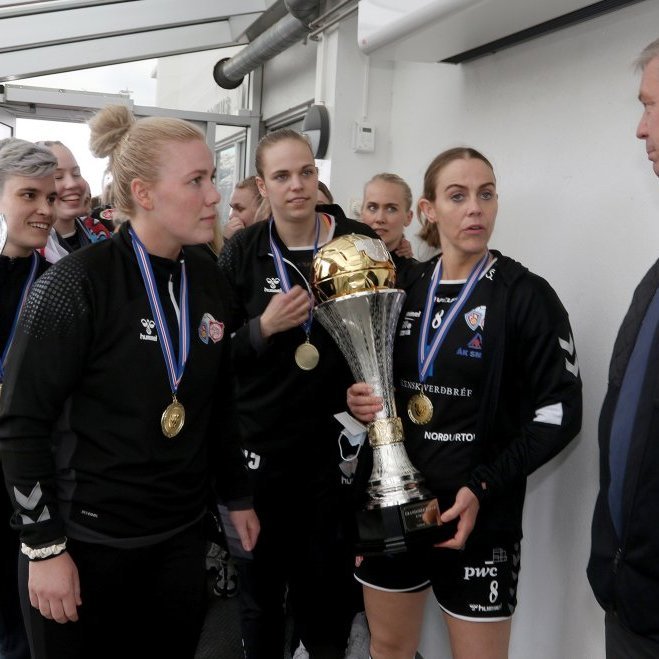 Meistararnir ræða við Erling Kristjánsson, þá miklu kempu, sem er formaður kvennaráðs KA/Þórs, áður en gengið var inn til stuðningsmannanna sem biðu.