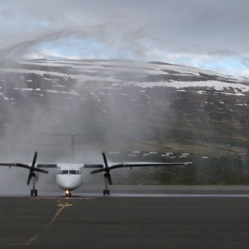 Slökkvilið Akureyrarflugvallar tók á móti Íslandsmeisturunum með „sigurboga“.