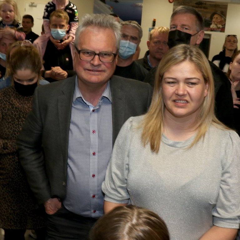 Ingi Björnsson, formaður Þórs, og Helga Lyngdal, varaformaður, færðu Íslandsmeisturunum blóm á flugvellinum.