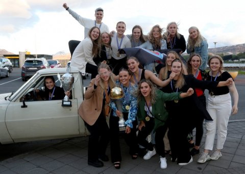 Meistararnir brugðu á leik fyrir Akureyri.net um kvöldið. Pallbíll hornamannsins Rakelar Söru Elvarsdóttur kom þarna í góðar þarfir!