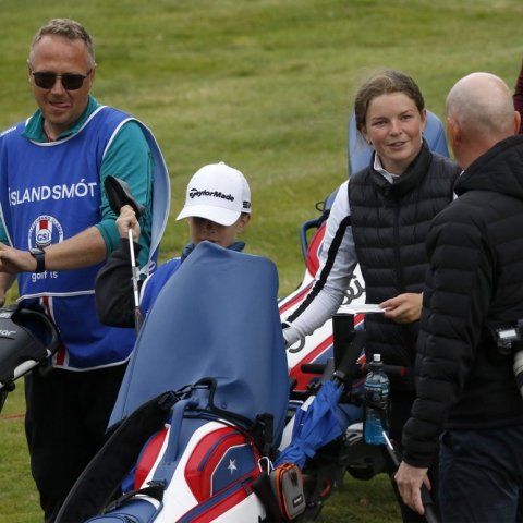 Hulda Clara Gestsdóttir, GKG, Arnar Heimir Gestsson, kylfusveinn hennar á síðustu braut gærdagsins. Lengst til hægri er Sigurður Elvar Þórólfsson, starfsmaður Golfsambands Íslands.