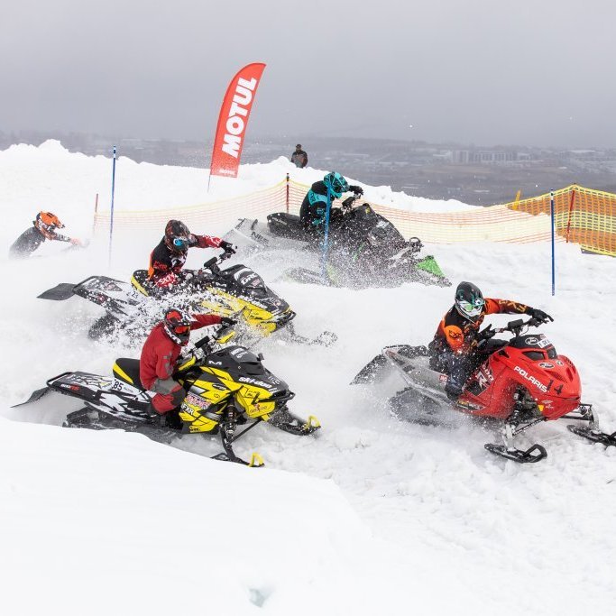 Fyrsta beygjan í Sport flokknum; Elvar Örn Jóhannsson er fremstur á rauðum sleða, Bjarki Jóhannsson er á gula sleðanum fremst til vinstri og Axel Darri Þórhallsson á gula sleðanum við hans. Ásgeir Björn Arnarson er með blágrænan hjálm, Viðar Freyr Hafþórsson  er við hlið hans en ósýnilegur í kófinu og fjærst með appelsínugulan hjálm er Axel Þór Einarsson. Axel var lang ynstur keppenda, aðeins  14 ára, og þar sem hann var einn í unglingaflokki keyrði hann með Sport flokknum.