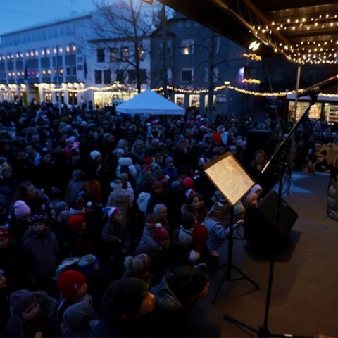 Geir Kristinn Aðalsteinsson, nýr ræðismaður Dana á Norðurlandi, ávarpaði samkomugesti og flutti góða kveðju frá borgarstjóra vinabæjarins Randers í Danmörku. Ljósmynd: Skapti Hallgrímsson