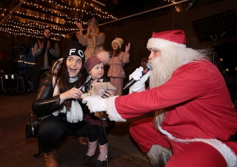 Freyja Rún Yannicksdóttir Hoeing kveikti ljósin á jólatrénu á Ráðhústorgi með því að ýta á takka. Hér er hún ásamt móður sinni, Guðrúnu Friðriksdóttur, og ónefndum jólasveini. Ljósmynd: Skapti Hallgrímsson