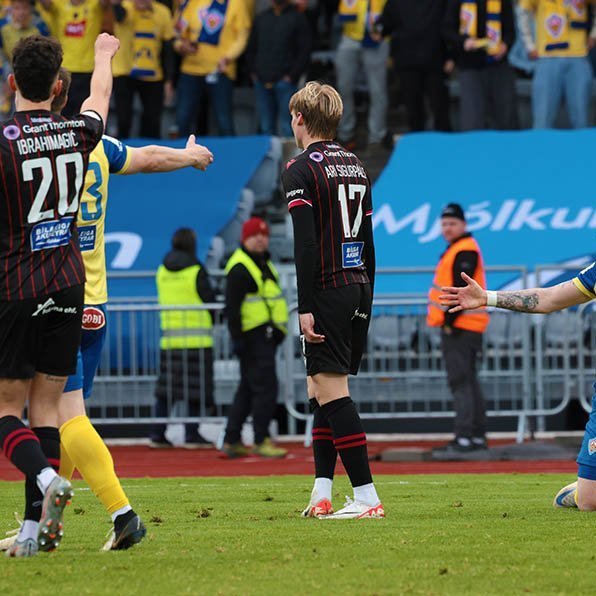 KA bikarmeistari í knattspyrnu 2024. Jakob Snær Árnason fær áminningu - gult spjald - þegar hann vildi fá víti í seinni hálfleik. Dómarinn taldi hann hafa látið sig detta en í sjónvarpsútsendingu sést að leikmaður Víkings rakst í hann. Mynd: Skapti Hallgrímsson