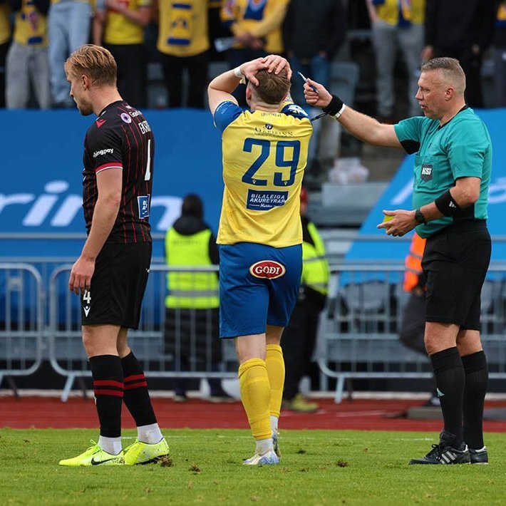 KA bikarmeistari í knattspyrnu 2024. Jakob Snær Árnason fær áminningu - gult spjald - þegar hann vildi fá víti í seinni hálfleik. Dómarinn taldi hann hafa látið sig detta en í sjónvarpsútsendingu sést að leikmaður Víkings rakst í hann. Mynd: Skapti Hallgrímsson