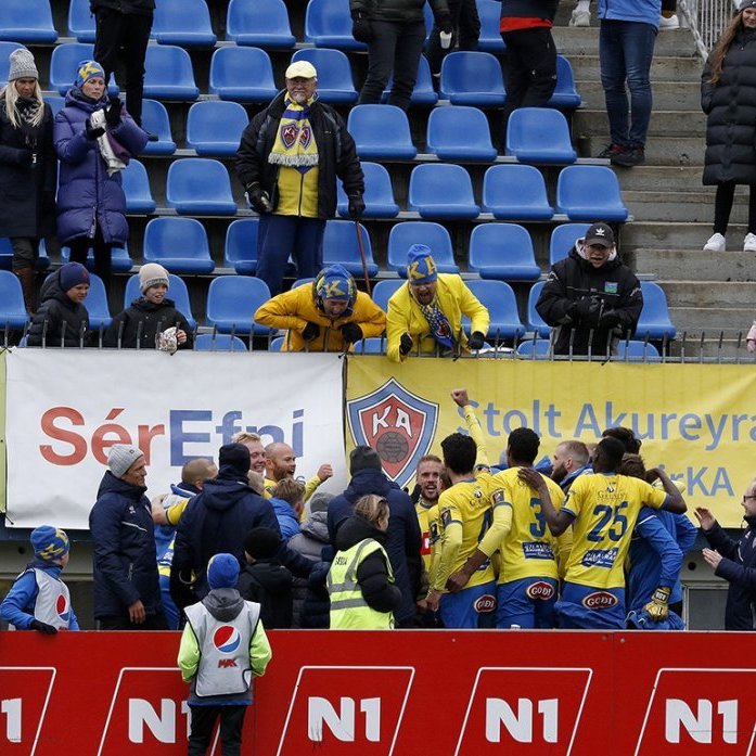 KA - Grótta 1:0 í 7. umferð Pepsi Max deildarinnar, 18. júlí 2020. Leikmenn og stuðningsmenn fagna langþráðum sigri. Ljósmynd: Skapti Hallgrímsson