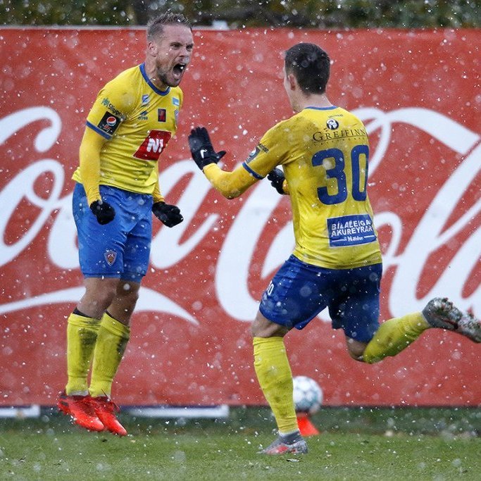 KA - HK 1:1 í 10. umferð Pepsi Max deildarinnar, 24. september 2020. Almarr Ormarsson fagnar glæsilegu marki sínu ásamt Sveini Margeiri Haukssyni.  Ljósmynd: Skapti Hallgrímsson