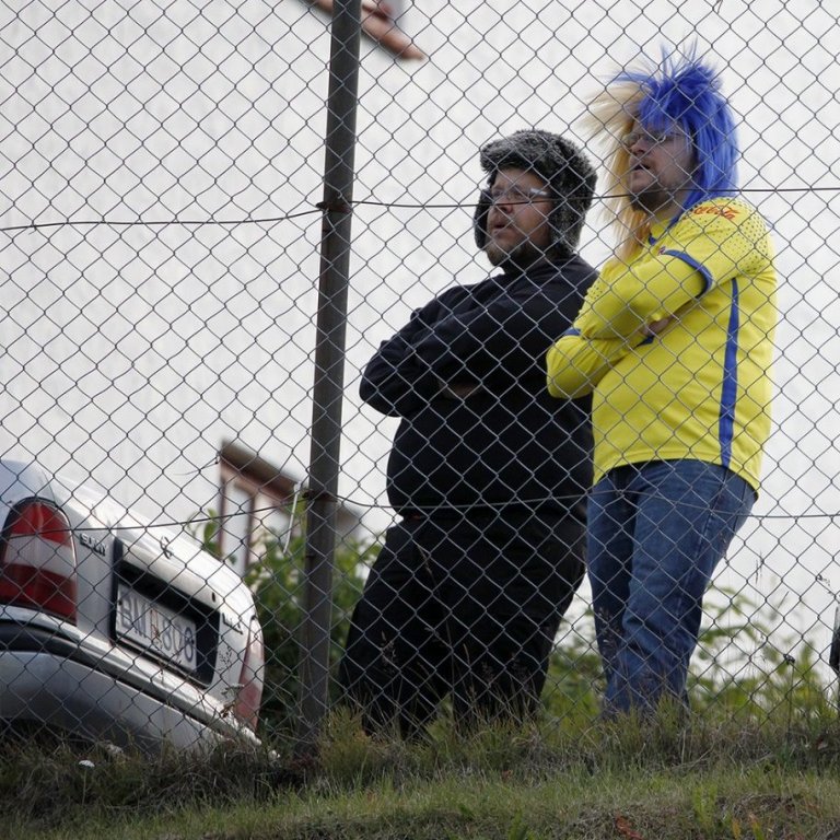 KA - ÍBV 1:3, 16-liða úrslit Mjólkurbikarkeppninnar, 20. júlí 2020. Nokkrir harðir stuðningsmenn KA mættu þótt þeir þyrftu að standa utan girðingar, vegna Covid faraldursins. Ljósmynd: Skapti Hallgrímsson