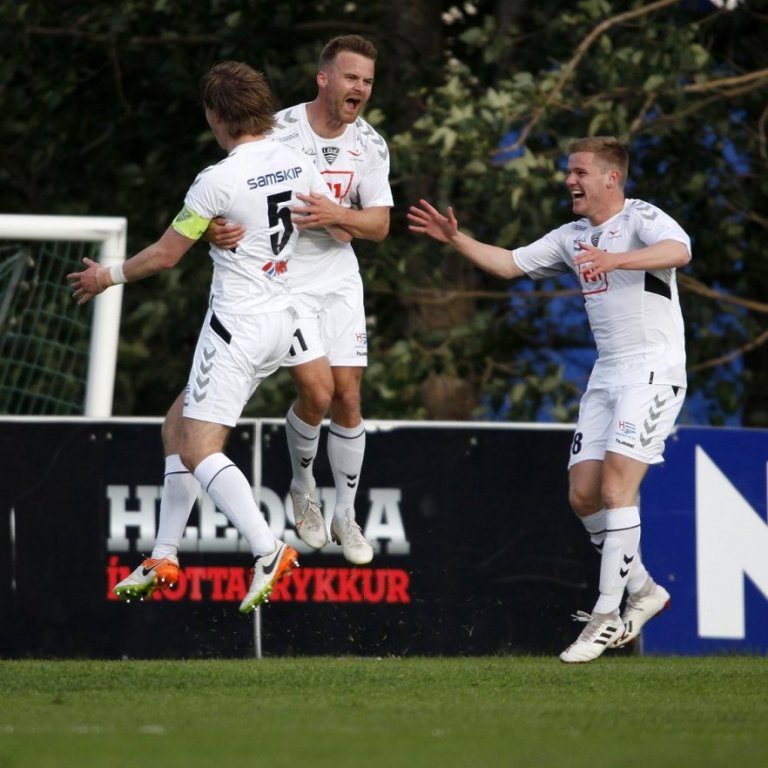 KA - ÍBV 1:3, 16-liða úrslit Mjólkurbikarkeppninnar, 20. júlí 2020. Víði Þorvarðarsyni, í miðjunni, fagnað eftir að hann kom ÍBV í 2:1. Ljósmynd: Skapti Hallgrímsson