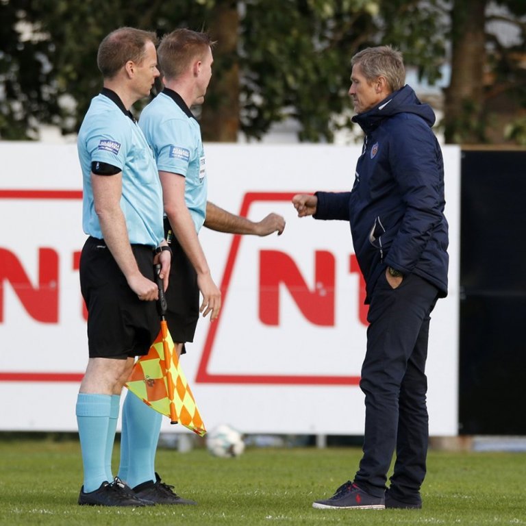 KA - ÍBV 1:3, 16-liða úrslit Mjólkurbikarkeppninnar, 20. júlí 2020. Arnar Grétarsson þjálfari KA þakkar dómaratríóinu fyrir leikinn. Ljósmynd: Skapti Hallgrímsson