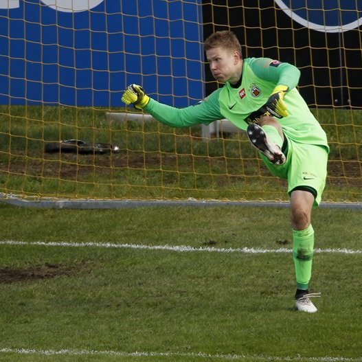 KA - KR 0:0 í 9. umferð Pepsi Max deildarinnar, 27. júlí 2020. Beitir Ólafsson, markvörður KR, hitti boltann afleitlega eftir að hann fékk sendingu til baka, Guðmundur Steinn Hafsteinsson skoraði en ekki var dæmt mark þar sem Ásgeir Sigurgeirsson var talinn hafa truflað Beiti. Ljósmynd: Skapti Hallgrímsson