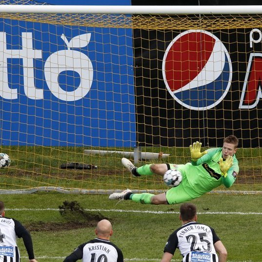 KA - KR 0:0 í 9. umferð Pepsi Max deildarinnar, 27. júlí 2020. Beitir Ólafsson markvörður KR ver vítaspyrnu Guðmundar Steins Hafsteinssonar seint í leiknum. Ljósmynd: Skapti Hallgrímsson