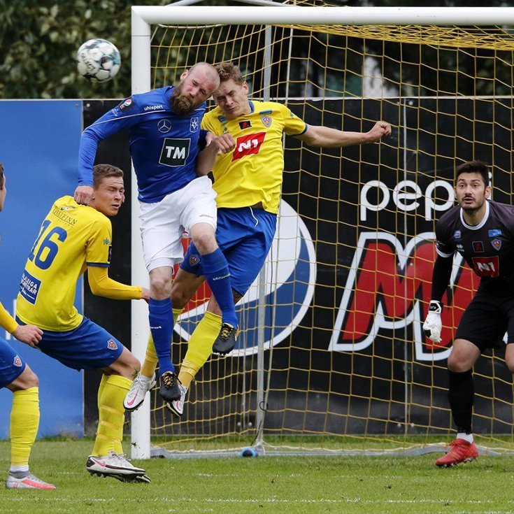 KA - Stjarnan 0:0 í 15. umferð Pepsi Max deildarinnar, 30. ágúst 2020. Ívar Örn Árnason og Stjörnumaðurinn Daníel Laxdal berjast um boltann. Vinstra megin Sveinn Margeir Hauksson og Brynjar Ingi Bjarnson en markvörðurinn Kristijan Jajalo til hægri. Ljósmynd: Skapti Hallgrímsson