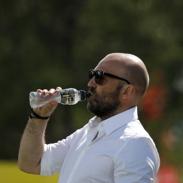 KA - Víkingur 0:0 í 2. umferð Pepsi Max deildarinnar, 20. júní 2020. Arnar Gunnlaugsson, þjálfari Víkings, svalar þorstanum í Akureyrarsólinni. Ljósmynd: Skapti Hallgrímsson