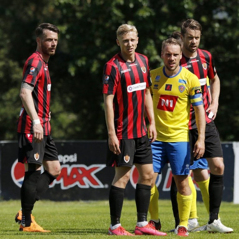 KA - Víkingur 0:0 í 2. umferð Pepsi Max deildarinnar, 20. júní 2020. Almarr Ormarsson umkringdur aðkomumönnum. Ljósmynd: Skapti Hallgrímsson