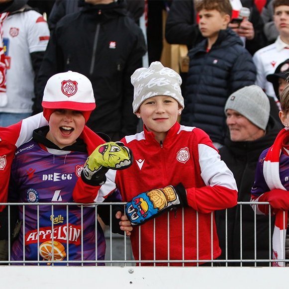 Þór - KA 0:1, í 5. umferð Bestu deildarinnar í knattspyrnu. Mögnuð stemning löngu fyrir leik og hart var barist í fyrstu rimmu Akureyrarfélaganna í efstu deild í 24 ár. Mynd: Rakel Hinriksdóttir