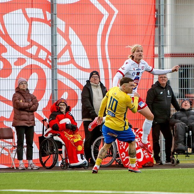 Þór - KA 0:1, í 5. umferð Bestu deildarinnar í knattspyrnu. Mögnuð stemning löngu fyrir leik og hart var barist í fyrstu rimmu Akureyrarfélaganna í efstu deild í 24 ár. Mynd: Rakel Hinriksdóttir