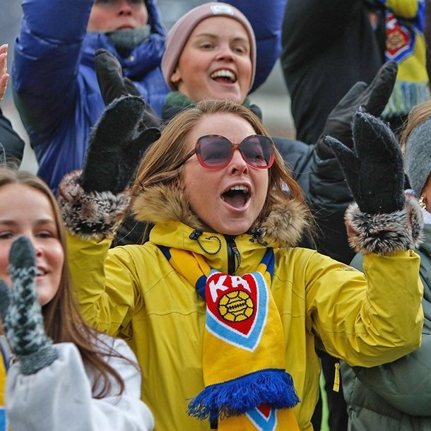 Þór - KA 0:1, í 5. umferð Bestu deildarinnar í knattspyrnu. Mögnuð stemning löngu fyrir leik og hart var barist í fyrstu rimmu Akureyrarfélaganna í efstu deild í 24 ár. Mynd: Rakel Hinriksdóttir