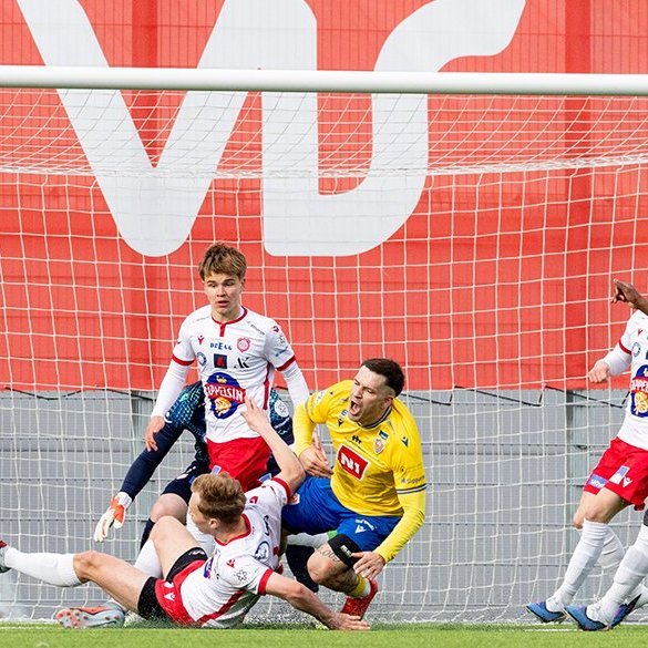 Þór - KA 0:1, í 5. umferð Bestu deildarinnar í knattspyrnu. Mögnuð stemning löngu fyrir leik og hart var barist í fyrstu rimmu Akureyrarfélaganna í efstu deild í 24 ár. Mynd: Ármann Hinrik