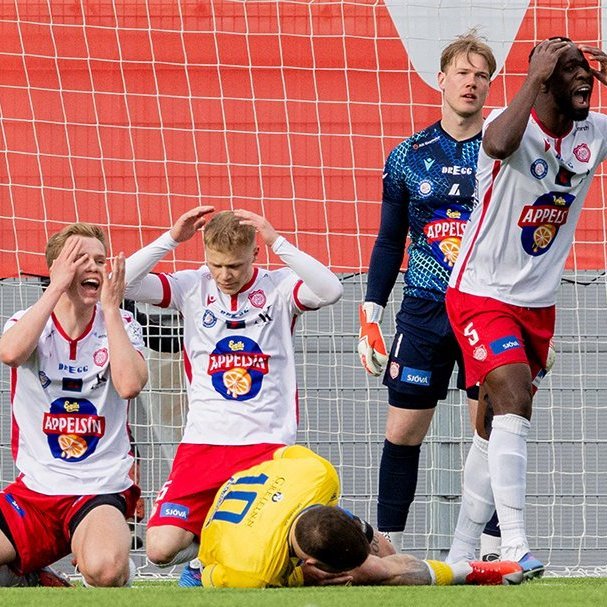 Þór - KA 0:1, í 5. umferð Bestu deildarinnar í knattspyrnu. Mögnuð stemning löngu fyrir leik og hart var barist í fyrstu rimmu Akureyrarfélaganna í efstu deild í 24 ár. Mynd: Ármann Hinrik