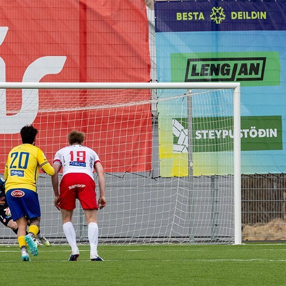 Þór - KA 0:1, í 5. umferð Bestu deildarinnar í knattspyrnu. Mögnuð stemning löngu fyrir leik og hart var barist í fyrstu rimmu Akureyrarfélaganna í efstu deild í 24 ár. Mynd: Ármann Hinrik