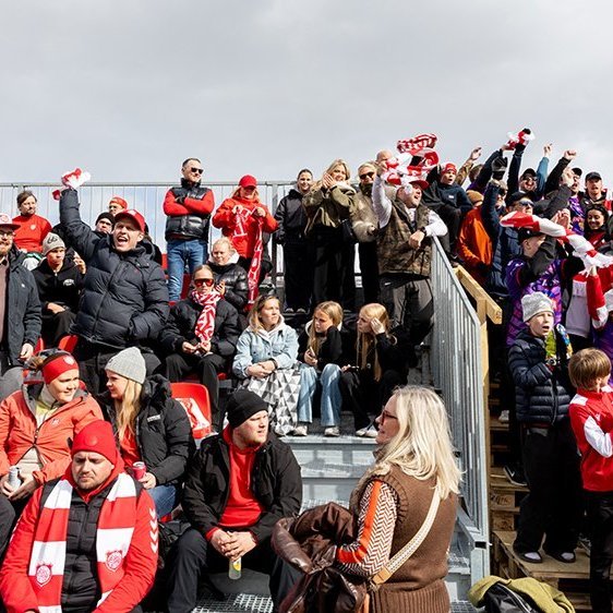 Þór - KA 0:1, í 5. umferð Bestu deildarinnar í knattspyrnu. Mögnuð stemning löngu fyrir leik og hart var barist í fyrstu rimmu Akureyrarfélaganna í efstu deild í 24 ár. Mynd: Ármann Hinrik