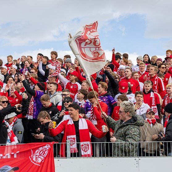 Þór - KA 0:1, í 5. umferð Bestu deildarinnar í knattspyrnu. Mögnuð stemning löngu fyrir leik og hart var barist í fyrstu rimmu Akureyrarfélaganna í efstu deild í 24 ár. Mynd: Ármann Hinrik
