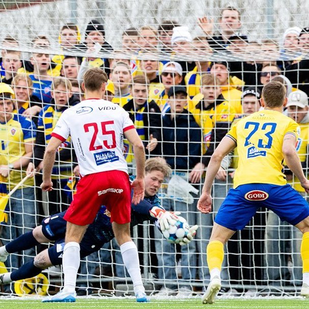 Þór - KA 0:1, í 5. umferð Bestu deildarinnar í knattspyrnu. Mögnuð stemning löngu fyrir leik og hart var barist í fyrstu rimmu Akureyrarfélaganna í efstu deild í 24 ár. Mynd: Ármann Hinrik