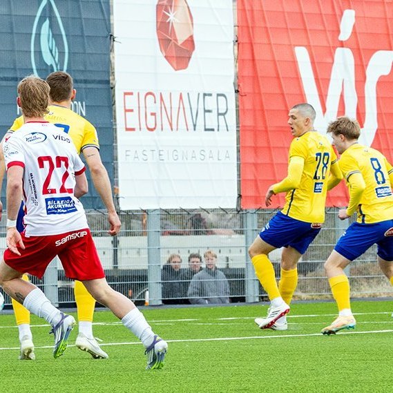 Þór - KA 0:1, í 5. umferð Bestu deildarinnar í knattspyrnu. Mögnuð stemning löngu fyrir leik og hart var barist í fyrstu rimmu Akureyrarfélaganna í efstu deild í 24 ár. Mynd: Ármann Hinrik