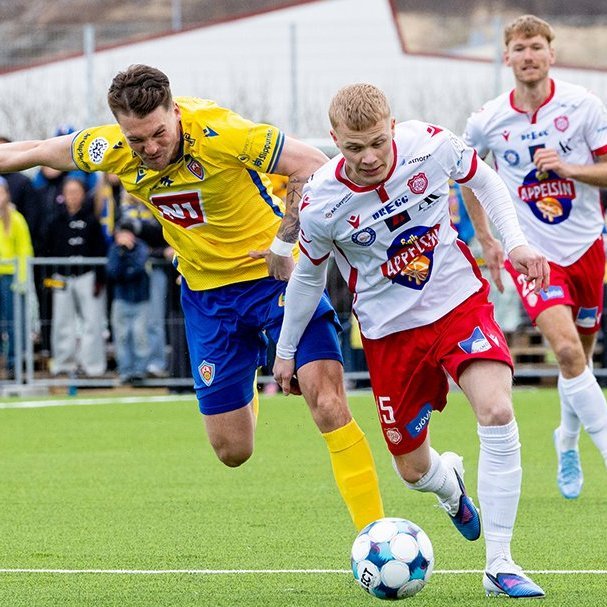 Þór - KA 0:1, í 5. umferð Bestu deildarinnar í knattspyrnu. Mögnuð stemning löngu fyrir leik og hart var barist í fyrstu rimmu Akureyrarfélaganna í efstu deild í 24 ár. Mynd: Ármann Hinrik
