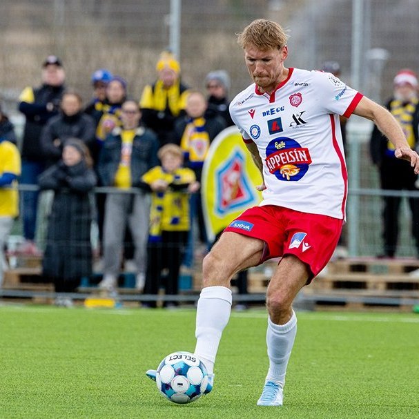Þór - KA 0:1, í 5. umferð Bestu deildarinnar í knattspyrnu. Mögnuð stemning löngu fyrir leik og hart var barist í fyrstu rimmu Akureyrarfélaganna í efstu deild í 24 ár. Mynd: Ármann Hinrik