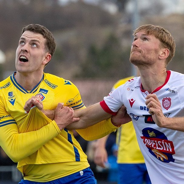 Þór - KA 0:1, í 5. umferð Bestu deildarinnar í knattspyrnu. Mögnuð stemning löngu fyrir leik og hart var barist í fyrstu rimmu Akureyrarfélaganna í efstu deild í 24 ár. Mynd: Ármann Hinrik